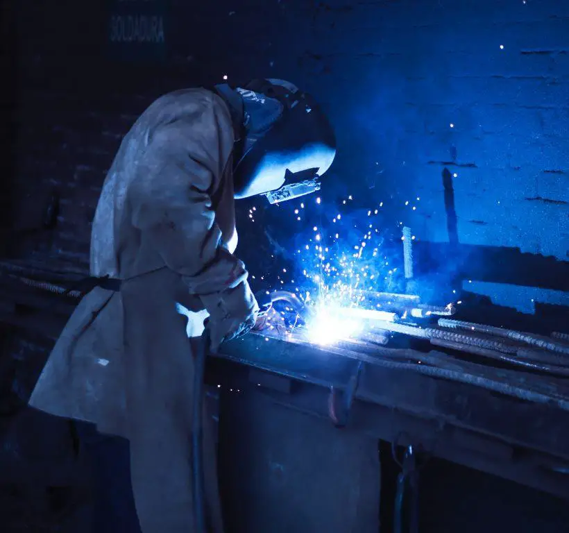 automatic welding, difference between machine and automatic welding, difference between manual and machine welding, difference between mechnized and robotic welding, machine welding, manual welding, robotic welding, semiautomatic welding